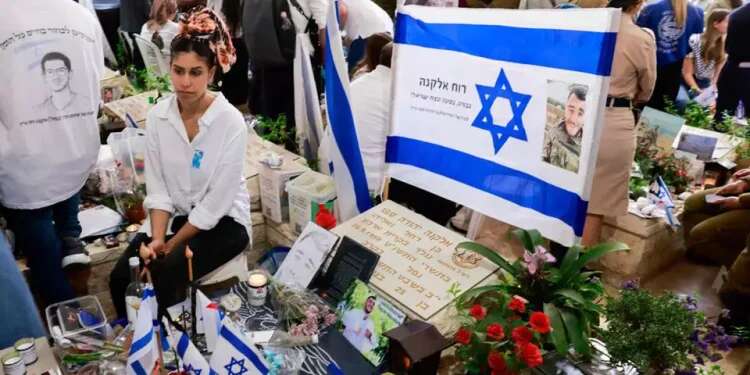 Israel comes to a standstill to honor its fallen 