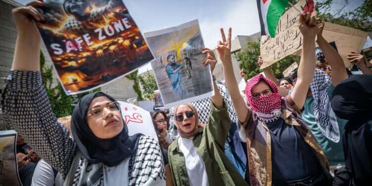 Who backs Israeli students accused of supporting Hamas?