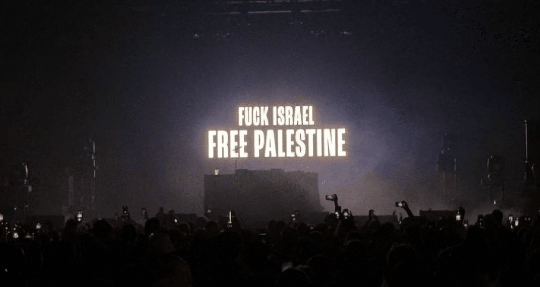 Un groupe projette de la propagande anti-israélienne devant des milliers de personnes à Coachella