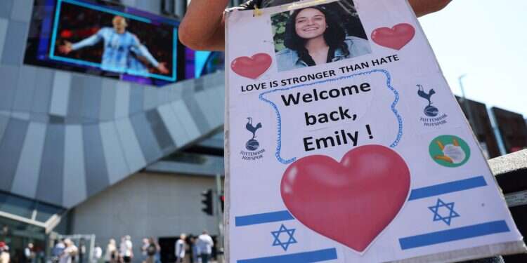 A seat saved for 500 days – Emily Damari finally returns to her synagogue