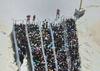 Thousands of Gazans storm aid distribution center