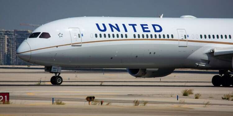 United Airlines Israel's skies grow quieter as airlines extend cancellations