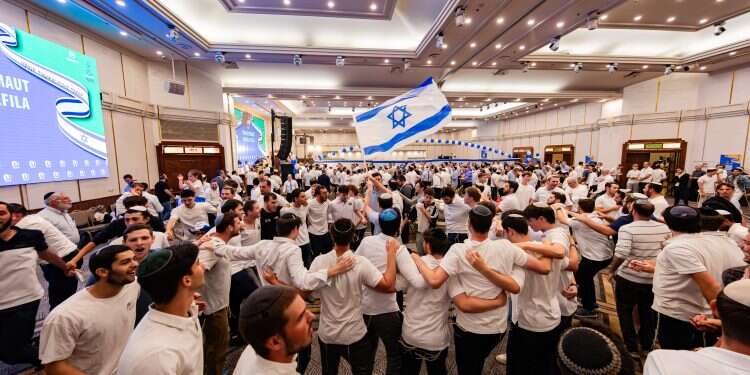Over 1,000 Olim in OU Israel's Independence Day prayer: 'Excited to celebrate in Israel'