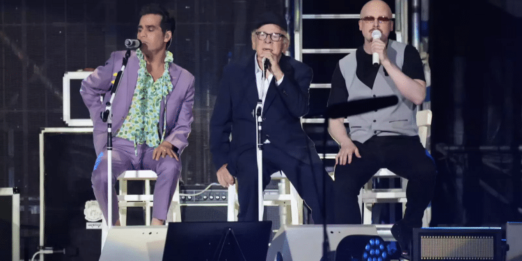 Art Garfunkel (C) performs in Tel Aviv with his son, Art Garfunkel Jr. (R) and Israeli singer Aviv Geffen (L) Despite missiles: Art Garfunkel captivates Tel Aviv audience