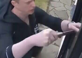 Knife-wielding man tears mezuzah from Jewish home in London