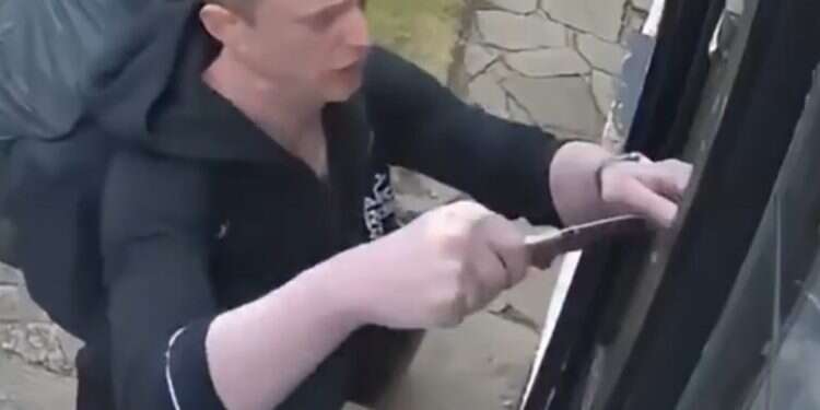 Knife-wielding man tears mezuzah from Jewish home in London