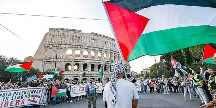 Anti-Israel protest held in Rome
Hundreds of public figures in Italy: "In support of Israel, against the hunt for Jews"