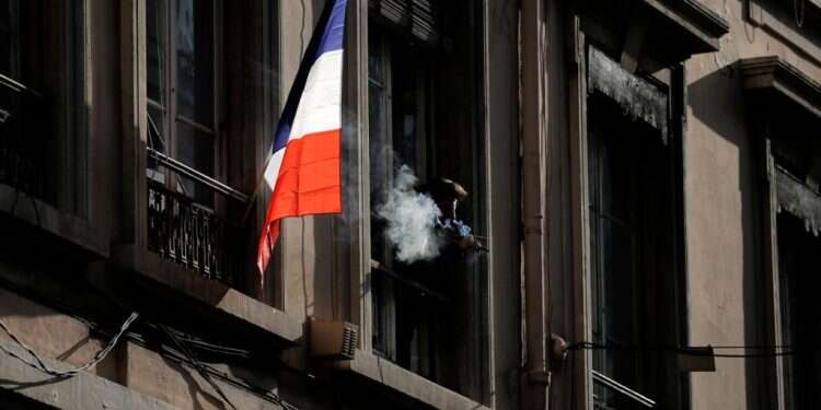 France bans smoking in public