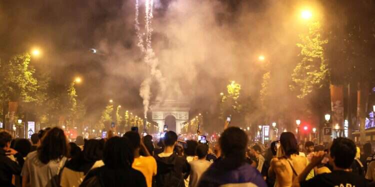 Israeli MKs gleeful as Paris burns following PSG victory riots, synagogue attack