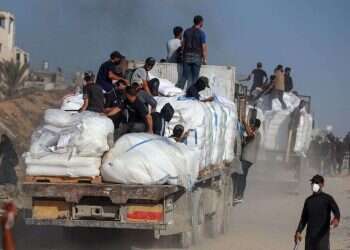 Gazans bypass Hamas in aid delivery first