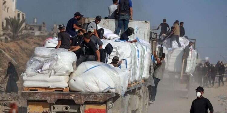 Gazans bypass Hamas in aid delivery first