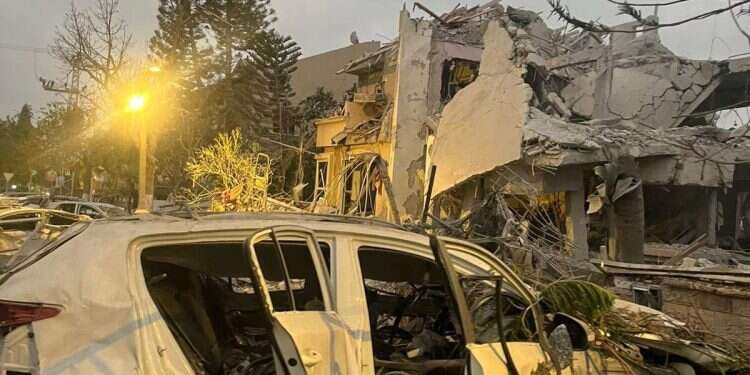 2 killed in early morning Iranian barrage on central Israel