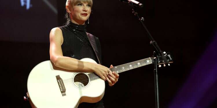 NSAI Songwriter-Artist of the Decade honoree, Taylor Swift performs onstage during NSAI 2022 Nashville Songwriter Awards at Ryman Auditorium on September 20, 2022 in Nashville, Tennessee Olim musicians bring America's sweetheart to Tel Aviv