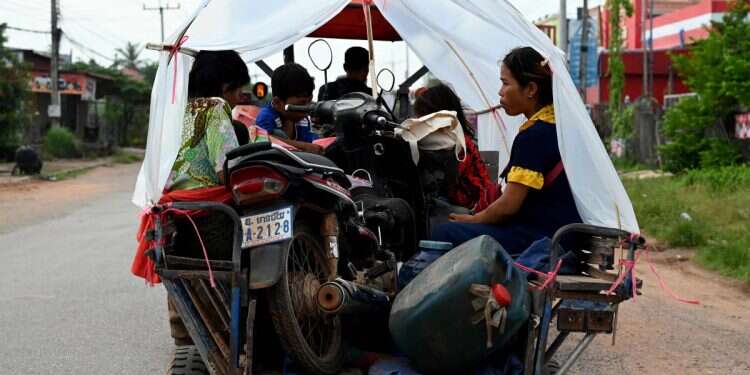 130K flee as war grips Cambodia, Thailand