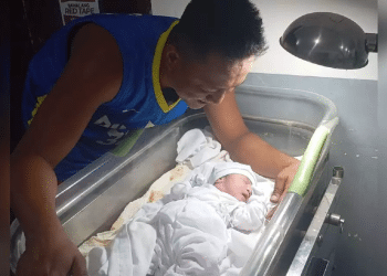 Filipino former hostage pays emotional tribute to Israel