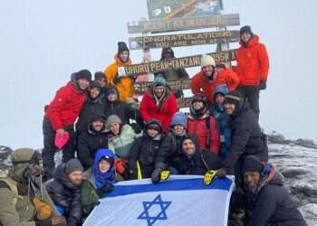 London Jews climbs Kilimanjaro to raise funds for Israel