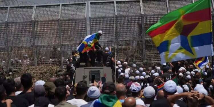 Druze demonstrators from Israel crossing into Syria. Photo: JINI/Ayal Margolin Ceasefire reached in Syria amid US pressure