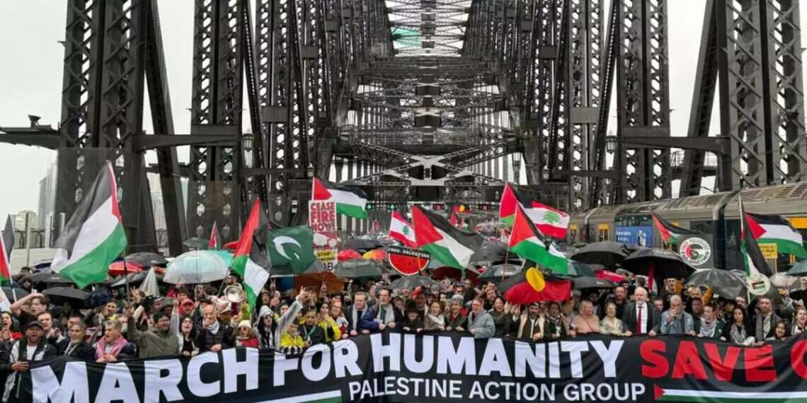 Thousands march in protest against Israel on Sydney Harbour Bridge, Australia. Photo: AP Mass anti-Israel protests sweep Australia, calls to recognize Palestinian state