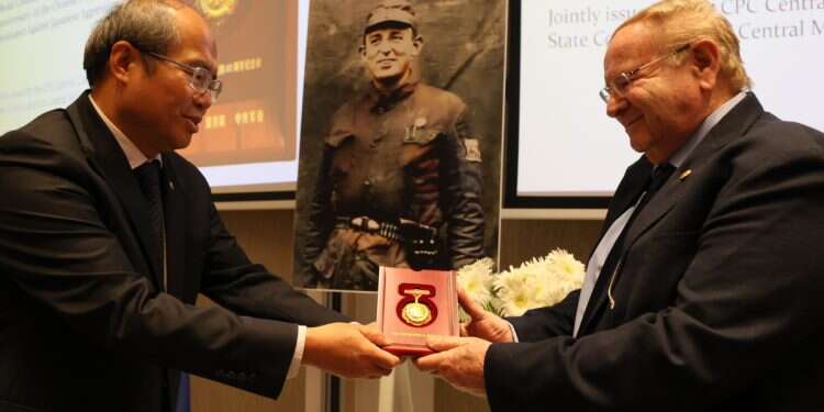 Jewish hero, forgotten in Israel, gets medal from China