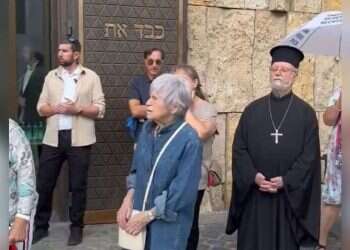 Priests protect German synagogue from protesters