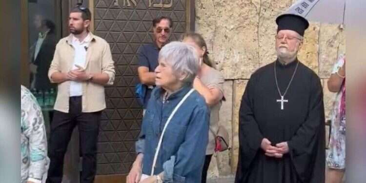 Priests protect German synagogue from protesters