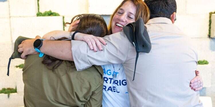 Taglit reunites Mexican lone soldier family in Israel