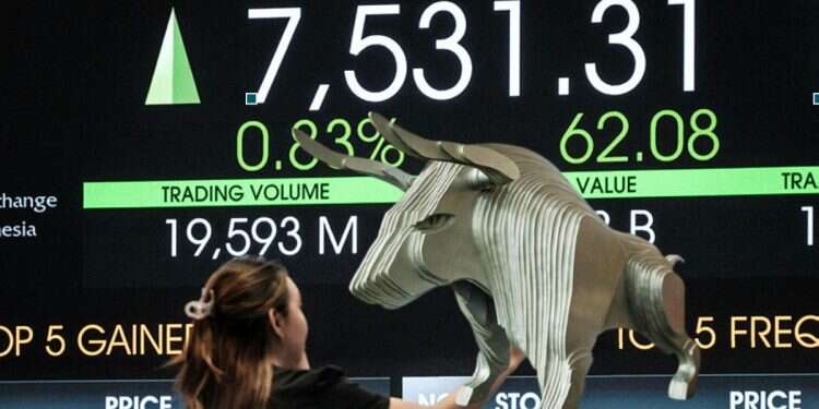 Stock futures climb as Trump eyes Thursday tariff deadline