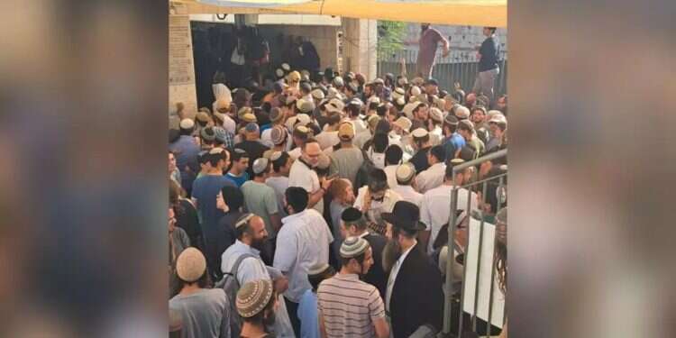 WATCH: Unprecedented Temple Mount singing on Tisha B'Av