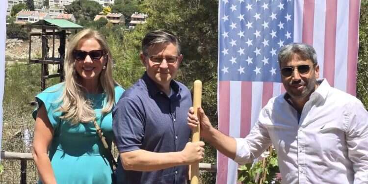 Mike Johnson (center) visits Samaria Historic visit: Second in line to the US presidency tours Samaria
