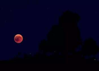 A lunar eclipse over Mount Zagreberg in Austria, 2022. Photo: EPA Rare Blood Moon now visible from Israel