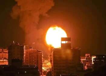 Palestinians flee Gaza City amid IDF strikes and tank movements