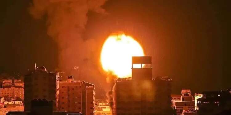 Palestinians flee Gaza City amid IDF strikes and tank movements