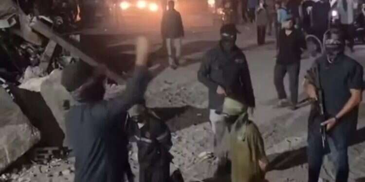 Crowd cheers as Hamas executes 3 alleged collaborators in Gaza