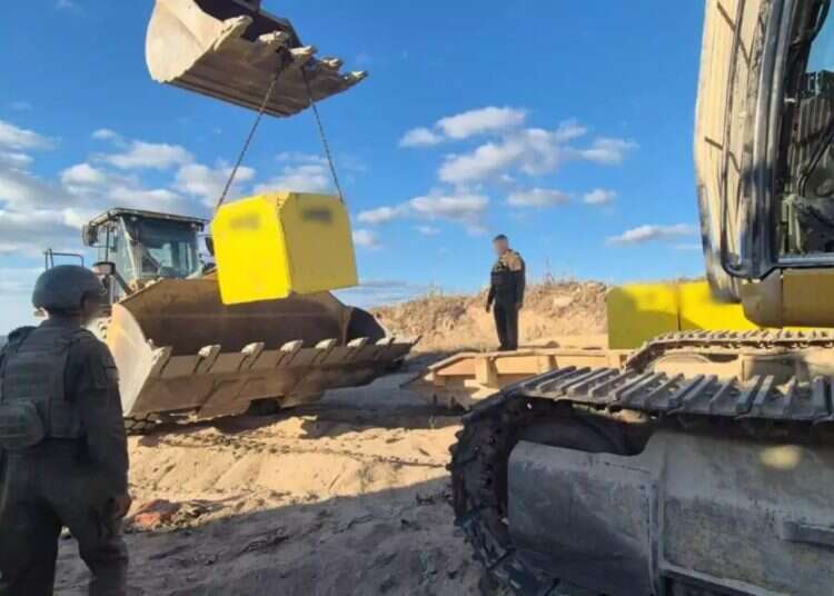 IDF troops mark the yellow line in the Gaza Strip Photo: IDF Spokesperson’s Unit IDF officially marks yellow line in Gaza