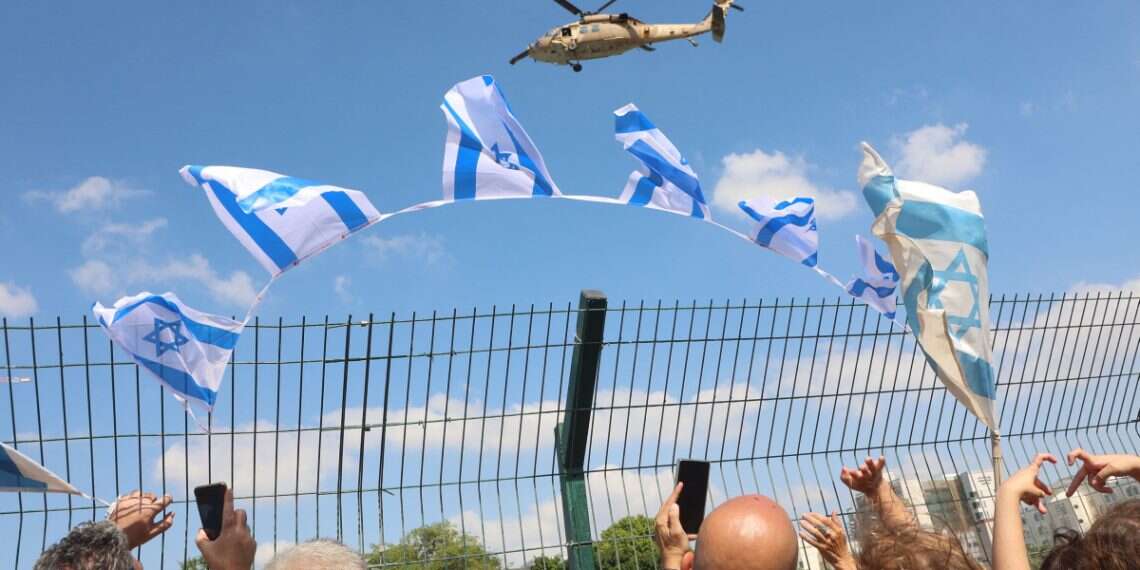An Israeli military helicopter prepares to land as it transport a released Israeli hostage to the Beilinson Hospital in the Rabin Medical Centre in Petah Tikva in central Israel on October 13, 2025 How hospitals prepare rooms for hostages