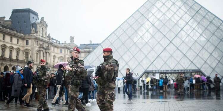 French soldiers patrol in the courtyard of the Louvre museum in Paris, Saturday, Feb. 4, 2017 (Photo: AP /Kamil Zihnioglu) Why the world's most secure museum fell in a 7-minute heist