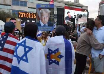 Crowds fill Hostages Square ahead of release 