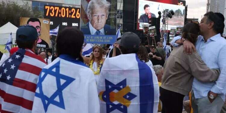 Crowds fill Hostages Square ahead of release 