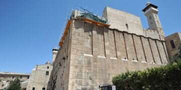 The cave of the Patriarchs in Hebron July 18, 2011 (Photo: Yoav Ari Dudkevitch / StillsBank) The cave of longing