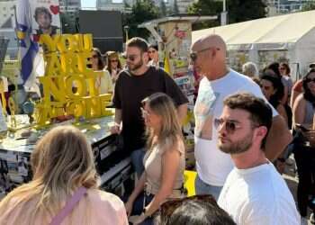 Freed captive moves crowd at Hostage Square