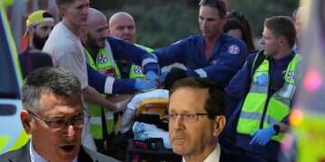 FM Gideon Sa'ar and President Isaac Herzog (Background: the Bondi shooting) 'You failed': Israel slams Australia after Hanukkah massacre