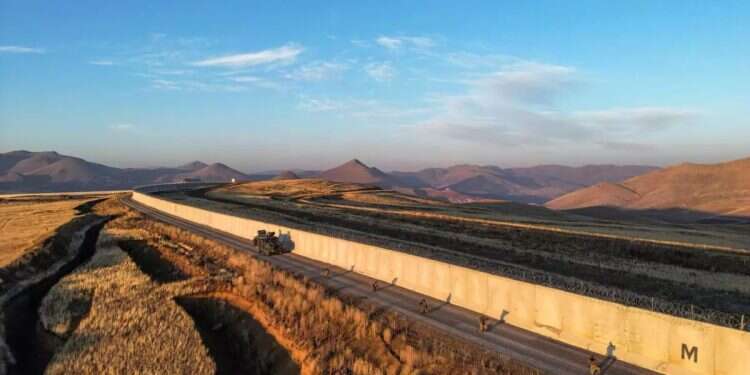The border wall between Turkey and Iran. Photo: AFP Turkey denies report of invading Iran amid refugee fears