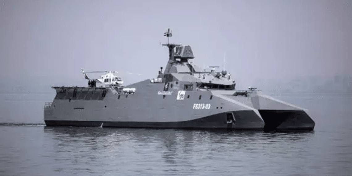 US submarine sinks Iranian warship off Bandar Abbas