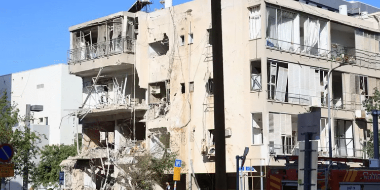 4 injured as Iranian missile strikes residential area in Tel Aviv