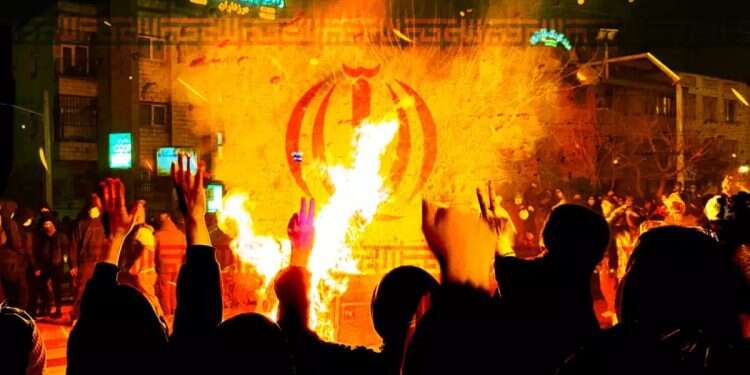 Everything is in their hands. Protests in Iran. Photo: AP US, Israel preparing secret plan for 'day after' Iran's ayatollah regime