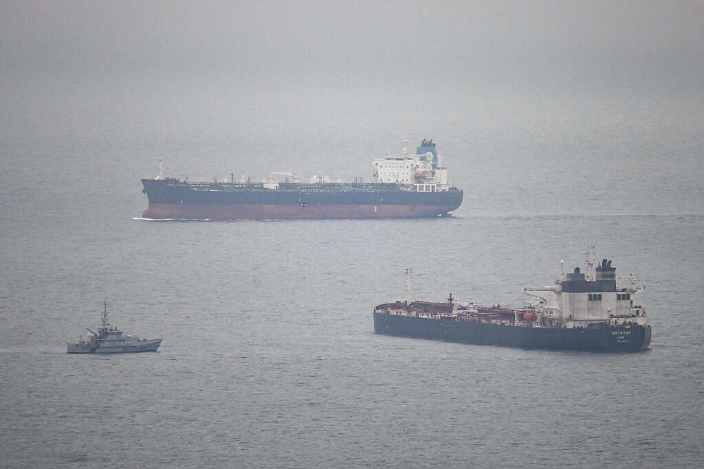Russian warship fires warning shots at yacht in English Channel