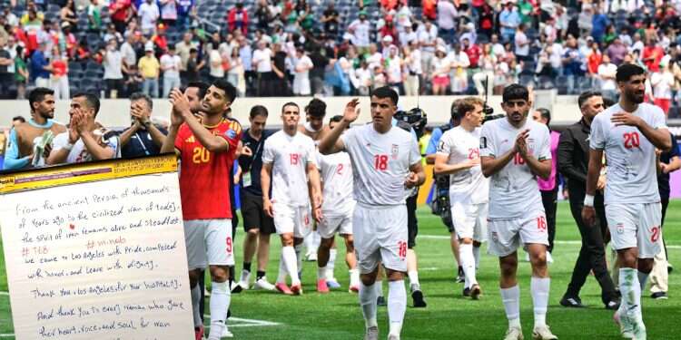 The Iran national team's note. Photo: AFP Iran team leaves mysterious note with message linked to Israel
