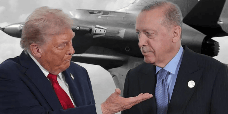 US President Donald Trump (L) and Turkish President Recep Tayyip Erdogan (R) Massive defense deal between Trump, Erdogan advances