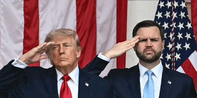 US President Donald Trump (L) and Vice President JD Vance (R) White House denies rift between Trump, Vance over Iran policy