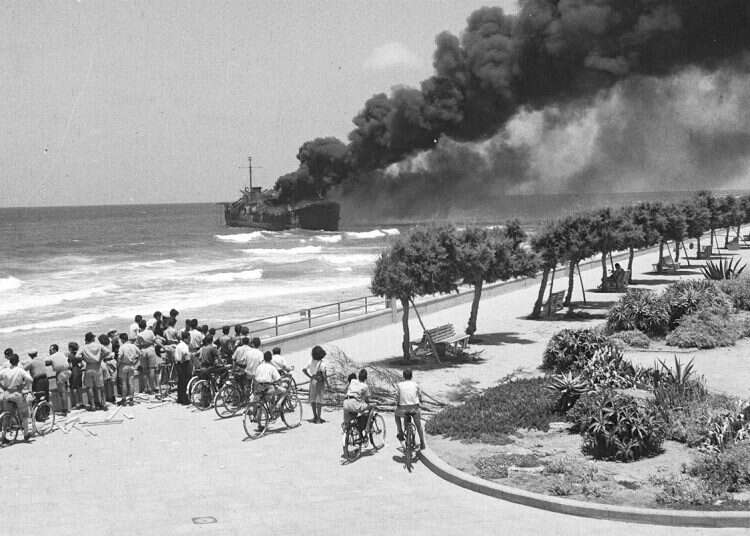 The aftermath of the standoff between the IDF and the 'Altalena' crew, which resulted in 16 deaths, off the coast of Tel Aviv, before it was sunk Sunken Irgun 'Altalena' arms ship discovered intact after 78 years